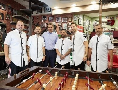 Η χαλαρή βόλτα του Μητσοτάκη στο Μοσχάτο: Ο καφές, το ποδοσφαιράκι, οι σέλφις και η ατάκα του κουρέα (φώτο)